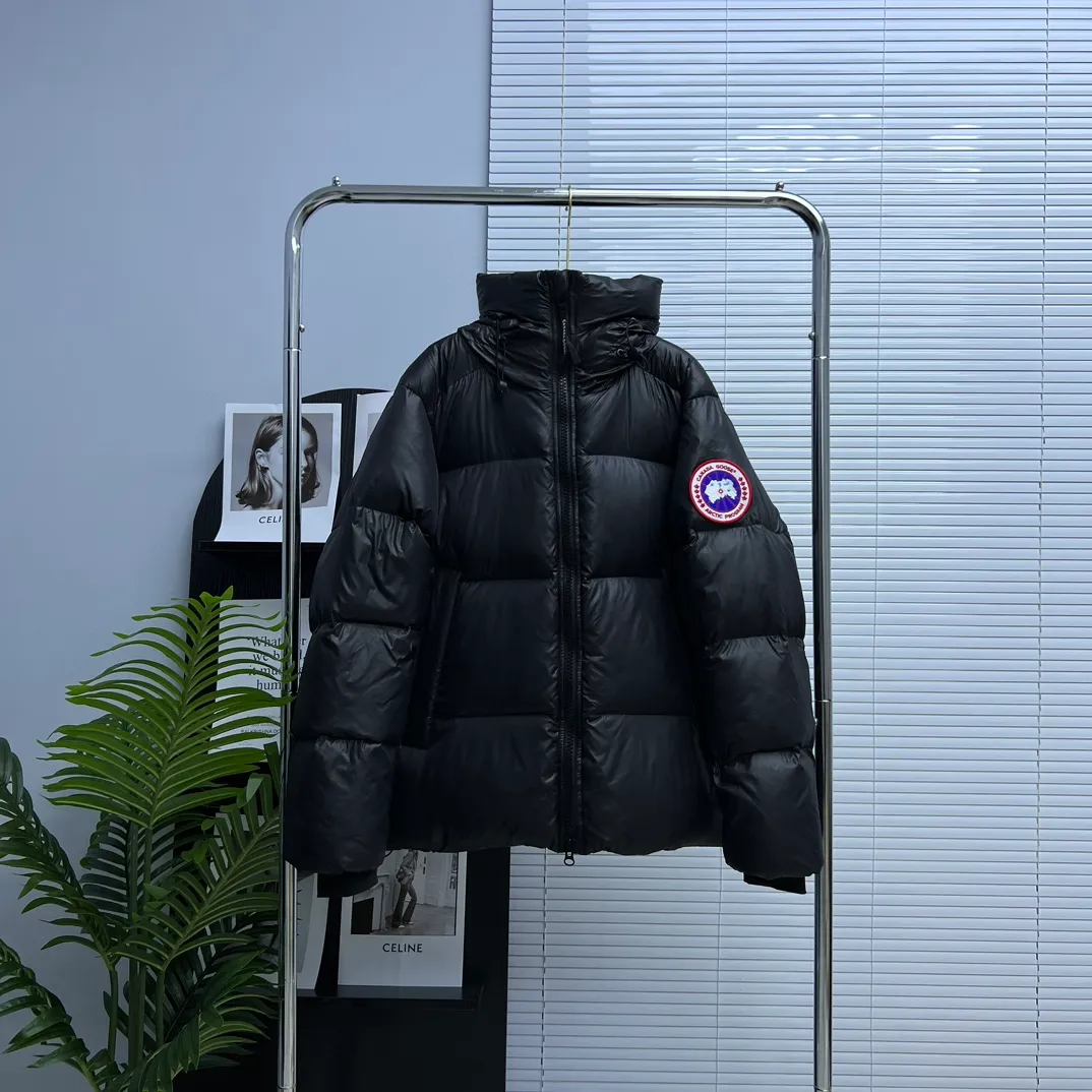 P820 ​​𝘾𝘼𝙉𝘼𝘿𝘼 𝙂𝙊𝙊𝙎𝙀/Canada Goose 2023 Limited New Crofton Puff Down Jacket Pure Guangzhou Inspection 80 White Duck Down Filling‼  Top version, ceiling level‼ Crofton soft bread, the latest style in 2023, has a cold protection effect of up to level 4. It is made of recycled Feather-Light tear-resistant fabric. It is ultra-light and has no weight on the upper body at all! The unique black label highlights your temperament‼  Canada Goose, a Canadian brand, has always been recognized as the warmest down jacket. Various Instagram celebrities, Internet celebrities, and celebrities often wear it for street photos. I do Canada Goose every year, but I still can’t get rid of my love for geese. No matter how cold the winter is, there is no need to be afraid, because there are geese! Filled with 80% white duck down, Canada Goose is the legendary warmest down jacket and is known as a must-have for Arctic outdoor sports! The most popular down jacket in the world, celebrities are rushing to buy it, it is a must-have! Same style for men and women Size: S~XXL